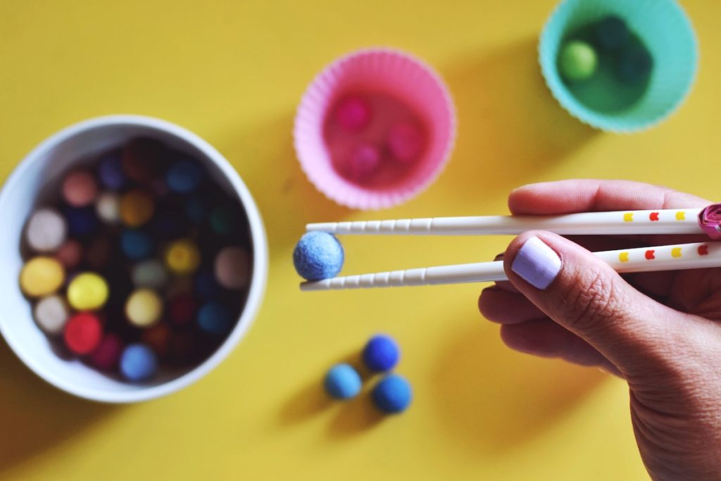 How to teach kids to use chopsticks - this hack is so easy to do